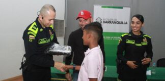 CON ENTREGA DE UNIFORMES, DISTRITO FORTALECE LA FORMACIÓN DE POLICÍA CÍVICA INFANTIL Y JUVENIL