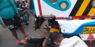 HOMBRE EN MOTO CHOCÓ CON LA PARTE TRASERA DE UN BUS EN LA CALLE 30