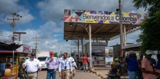CANCILLER ÁLVARO LEYVA VISITA HITOS FRONTERIZOS DE LA GUAJIRA Y ESCUCHA DENUNCIAS DE ABANDONO HISTÓRICO DE LAS COMUNIDADES POR PARTE DEL ESTADO
