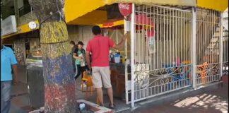 TERROR EN EL SUR DE BARRANQUILLA, UN HOMBRE FUE BALEADO EN UN PUESTO DE COMIDAS