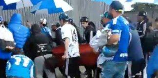 LA BARRA COMANDOS AZULES FUE SANCIONADA POR TRATAR DE INGRESAR CON UN CUERPO EN UN ATAÚD A LAS TRIBUNAS DEL ESTADIO EL CAMPÍN