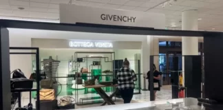 ARMADOS CON AEROSOLES DE PIMIENTA UN GRUPO DE ENTRE 30 Y 50 PERSONAS ASALTARON UNA TIENDA DE LUJO EN ESTADOS UNIDOS