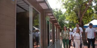 GOBERNADORA DEL ATLÁNTICO ENTREGÓ MÓDULOS A LAS ARTESANAS QUE VENDEN SUS PRODUCTOS EN LA PLAZA JULIO FLÓREZ DE USIACURÍ