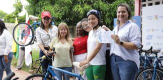 GOBERNADORA DEL ATLÁNTICO ENTREGA BICICLETAS A ESTUDIANTES DE CORREGIMIENTOS PARA FACILITAR SU TRASLADO AL COLEGIO