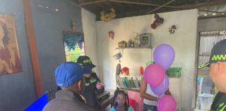 CARGADOS DE REGALOS LLEGARON LOS MIEMBROS DE LA POLICÍA NACIONAL A VISITAR A UNA NIÑA CON PARÁLISIS CEREBRAL EN BOLÍVAR