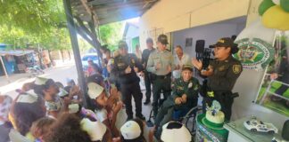 UNIFORMADOS CUMPLEN EL SUEÑO DE UNA COMUNIDAD ENTERA, AL VESTIR CON UNIFORME DE LA POLICÍA NACIONAL A UN SER MUY ESPECIAL