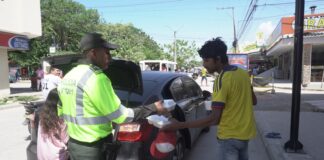 JAVIER RENDÓN, EL POLICÍA QUE CON RECURSOS PROPIOS PREPARA Y REPARTE COMIDA A LOS MÁS NECESITADOS EN MAGANGUÉ