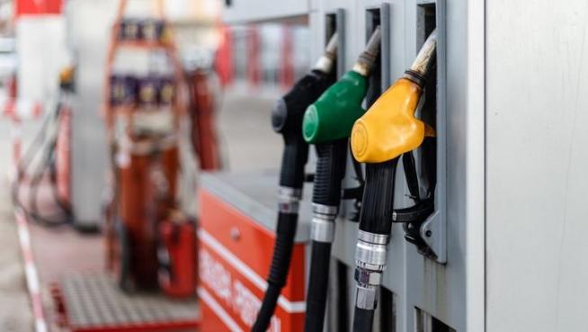 mangueras-de-combustible-en-una-gasolinera.r_d.446-268