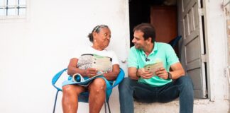 CASA A CASA EL MENSAJE DE RENOVACIÓN DE ALFREDO VARELA RECORRIENDO LAS CALLES DEL BARRIO CARRIZAL