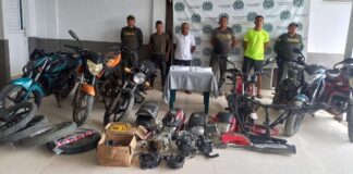 COMUNIDAD DELATÓ A CUATRO DESVALIJADORES DE MOTOS Y LA POLICÍA LOS CAPTURÓ EN FLAGRANCIA