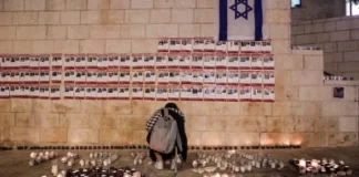 MÁS DE MIL VELAS ILUMINARON EL MURO DE LAS LAMENTACIONES AL CUMPLIRSE UN MES DE LOS ATAQUES DE HAMÁS A ISRAEL