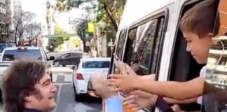 JAVIER MILEI SALUDÓ A UN GRUPO DE NIÑOS EN UN BUS ESCOLAR Y EL VÍDEO SE HIZO VIRAL