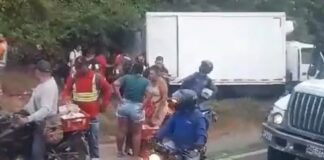 ¡VUELVE Y JUEGA! SAQUEARON UN CAMIÓN ACCIDENTADO EN UNA VÍA DE LA COSTA