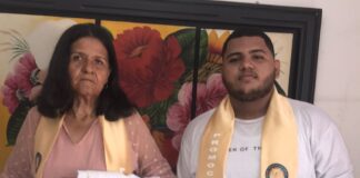 ABUELA Y NIETO SE GRADUARON DEL BACHILLERATO EL MISMO DÍA