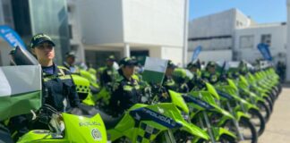 POLICÍAS DE BARRANQUILLA, EN UNA ACCIÓN VALEROSA SALVAN LA VIDA DE UNA MUJER QUE PRETENDÍA QUITARSE LA VIDA EN PUENTE PEATONAL DE LA CIRCUNVALAR