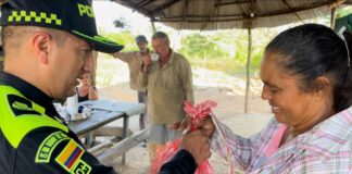 «YO SABÍA QUE NO SE IBAN A OLVIDAR DE MI»: DOÑA ROSIRIS AL RECIBIR LA NOCHE BUENA ADELANTADA GRACIAS A LA POLICÍA BOLÍVAR