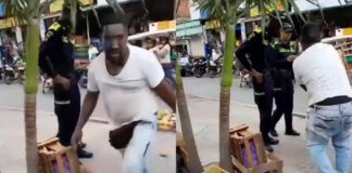 UN VENDEDOR EN YUMBO PREFIRIÓ BOTAR SU MERCANCÍA EN LUGAR DE PERMITIR QUE LA DECOMISARA LA POLICÍA