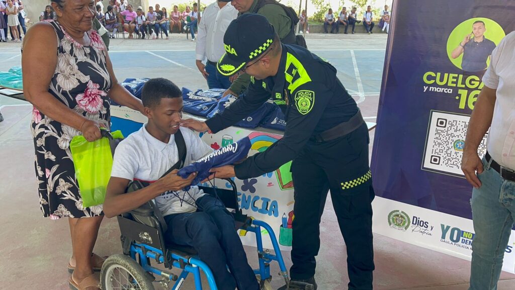 Policía nacional en Bolívar entrega más de 150 kits escolares a estudiantes para el ‘regreso a clases 2024’