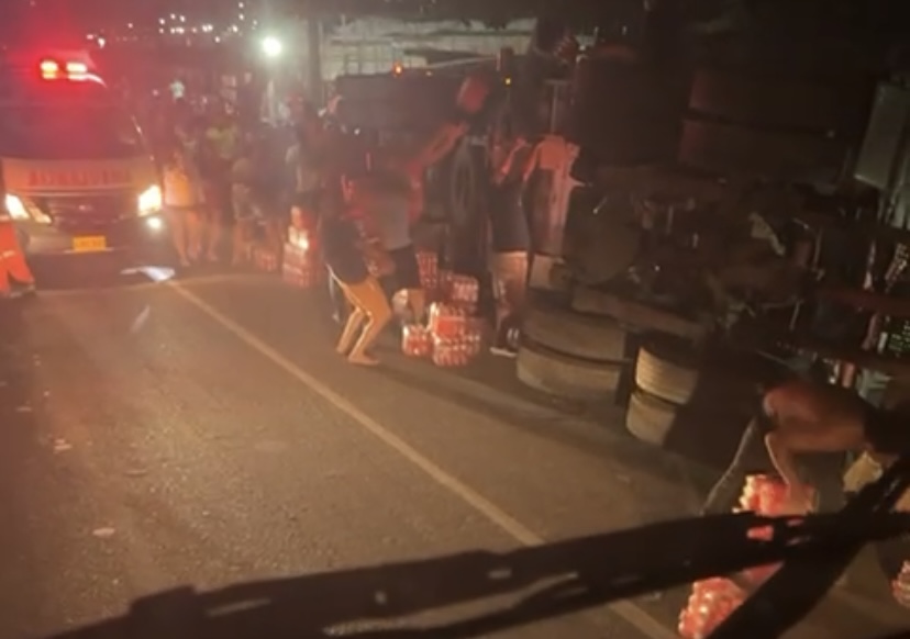 Tractomula cargada con productos se volcó y fue saqueada en el municipio de palermo