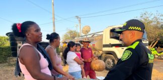 CRUZADA HUMANITARIA, POLICÍA LLEVA AGUA POTABLE A UNA COMUNIDAD INDÍGENA EN BOLÍVAR
