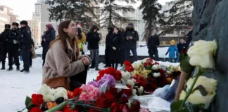YA VAN MÁS DE 100 DETENIDOS EN RUSIA POR RENDIR HOMENAJE AL LÍDER OPOSITOR ALEXEI NAVALNI, MUERTO EN PRISIÓN