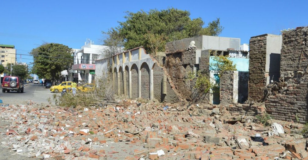 Por fuerte viento, cae parte de la pared del cementerio en santa marta