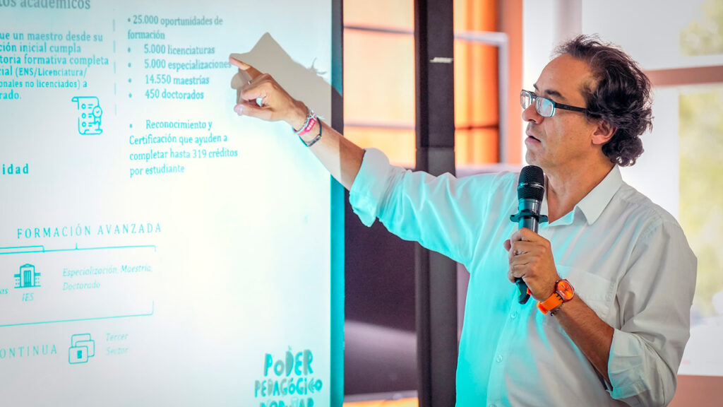 Con becas para la formación de docentes se busca contribuir a la transformación social y educativa en los territorios