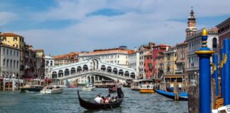 SUPUESTOS ACTIVISTAS DEL MEDIO AMBIENTE ARROJARON PINTURA AL CANAL GRANDE DE VENECIA