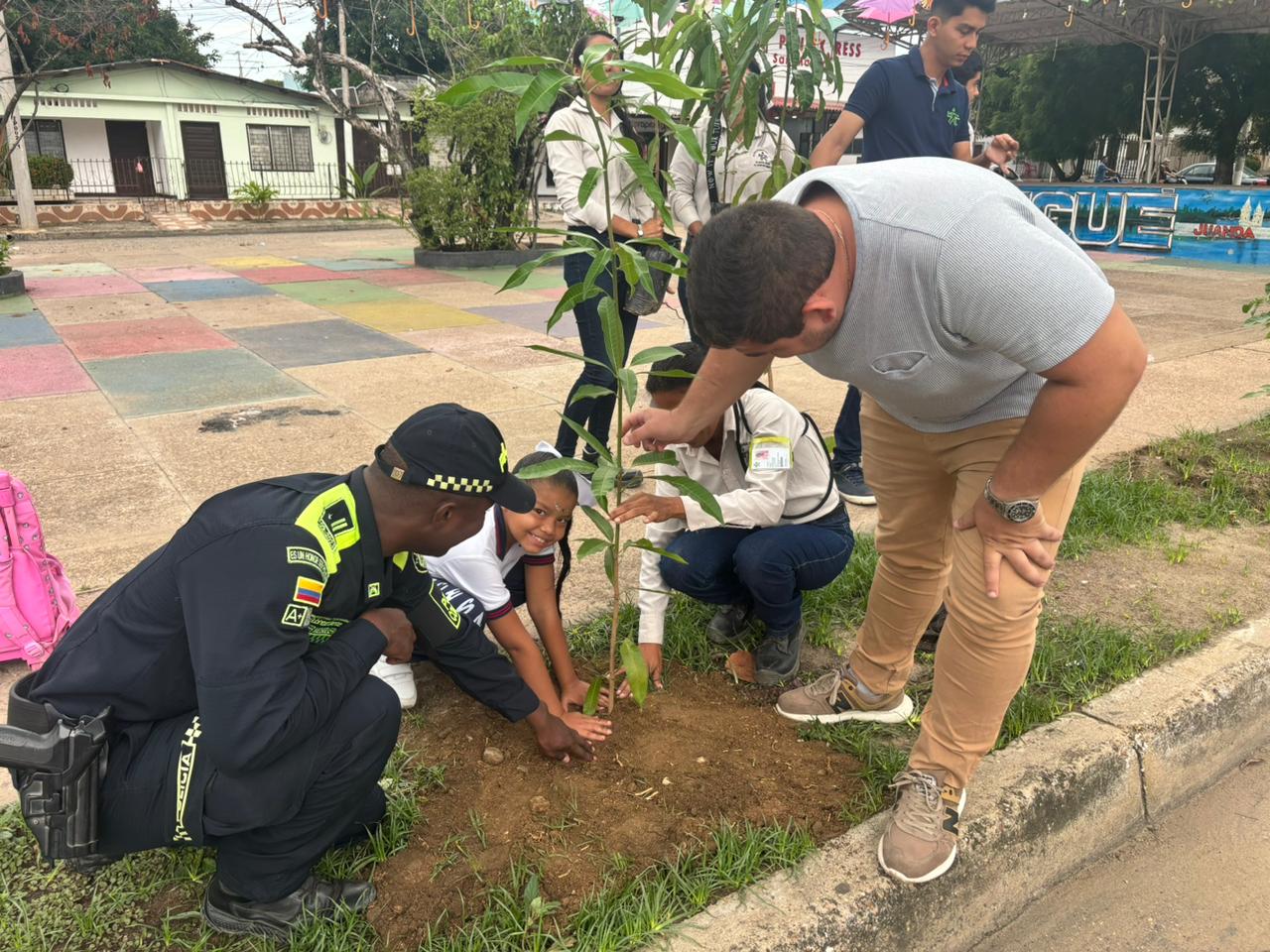 CON LA CAMPAÑA ‘POR UN AMBIENTE SOSTENIBLE’ POLICÍA COMUNITARIA REALIZÓ UNA SEMBRATÓN EN CALLES DE MAGANGUÉ