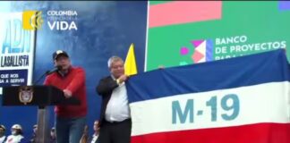 ¡INDIGNACIÓN NACIONAL! EL PRESIDENTE PETRO HIZO ONDEAR LA BANDERA DEL M-19 EN UN ACTO PÚBLICO