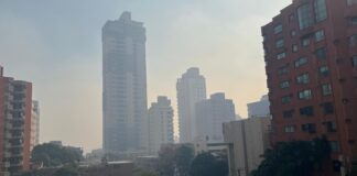 SIGUEN LOS INCENDIOS EN EL PARQUE ISLA SALAMANCA Y BARRANQUILLA ESTÁ CUBIERTA DE HUMO