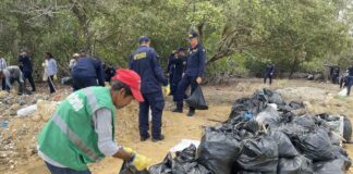 DISTRITO Y ARMADA RECOLECTAN 20 TONELADAS DE RESIDUOS PARA DEJAR PLAYA DE PUERTO MOCHO MÁS LIMPIA Y LINDA