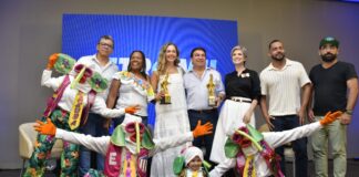 CARNAVAL ENTREGA RECONOCIMIENTO A PETROMIL Y CARLOS VIVES POR SU PUESTA EN ESCENA EN LA BATALLA DE FLORES 2024