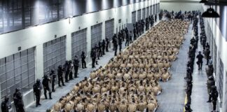 2000 PRESOS FUERON TRASLADADOS AL CECOT EN LAS ÚLTIMAS HORAS