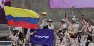 LUCIENDO UN ATUENDO QUE RESALTA LA BIODIVERSIDAD DEL PAÍS DESFILARON LOS ATLETAS COLOMBIANOS