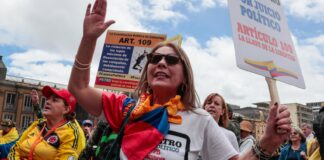 MILITARES RETIRADOS Y SUS FAMILIAS PROTESTARON EN LA PLAZA DE BOLÍVAR CONTRA EL GOBIERNO PETRO