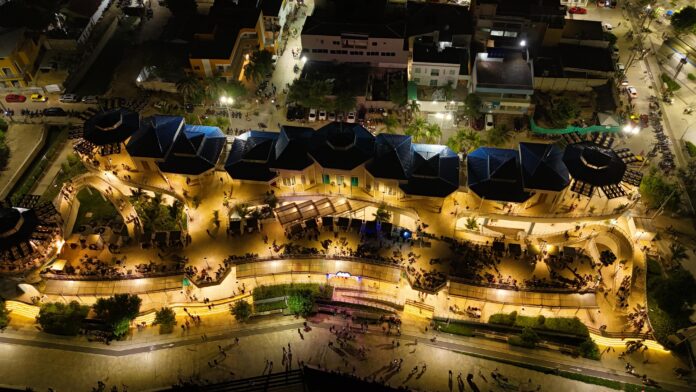 plaza puerto colombia noche