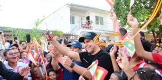 EN MEDIO DE UN AMBIENTE FUTBOLERO, ALCALDE CHAR ENTREGA NUEVA VÍA A LA COMUNIDAD DE SIMÓN BOLÍVAR