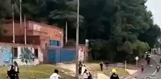 DOS POLICÍAS ESTUVIERON A PUNTO DE SER INCINERADOS CUANDO UN ENCAPUCHADO LES ARROJÓ UNA BOMBA INCENDIARIA