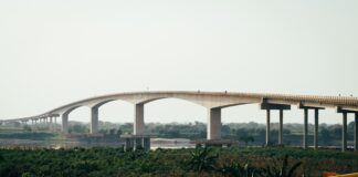 INVÍAS VERIFICA EL ESTADO DEL PUENTE RONCADOR, EN MAGANGUÉ, BOLÍVAR, LUEGO DEL CHOQUE DE UNA BARCAZA CONTRA LA ESTRUCTURA