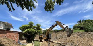 DISTRITO LIMPIA EL ARROYO VILLA SAN CARLOS PARA EVITAR EMERGENCIAS EN ÉPOCA INVERNAL