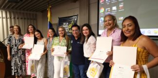 MÁS DE 100 MUJERES BARRANQUILLERAS CELEBRARON SU GRADUACIÓN EN INGLÉS CON LA CAMPAÑA ‘DE LA MANO CON LA PRIMERA’
