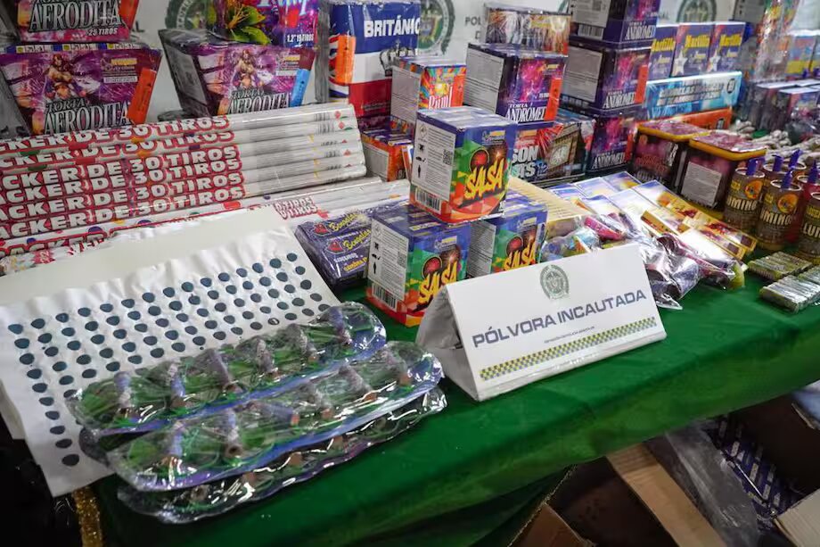 A solo unas horas de la fiesta de velitas la Policía sigue con los controles a la venta de pólvora