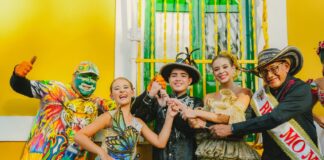 VICTORIA Y SAMUEL RECIBIERON DECRETOS E IZARON LA BANDERA DEL CARNAVAL DE LOS NIÑOS 2025