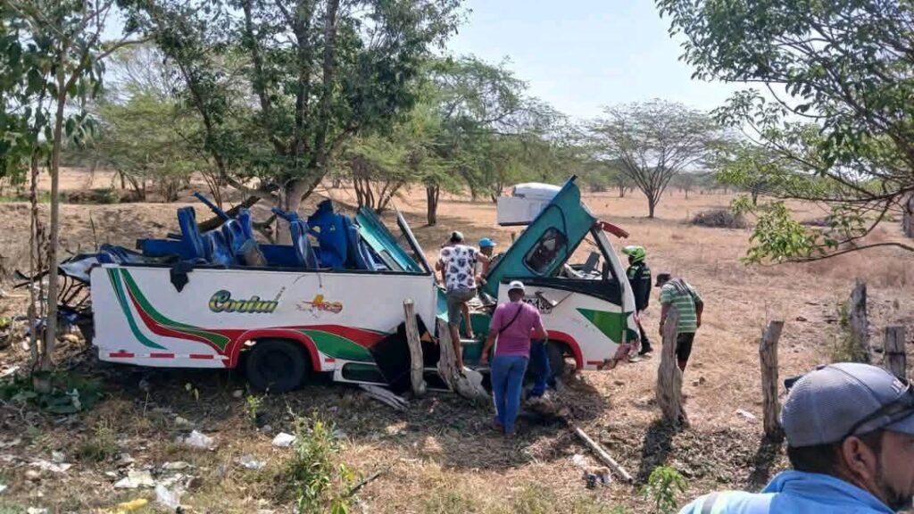 Una buseta quedó completamente destruida, tras accidentarse en la vía entre Candelaria y Sabanalarga
