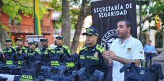 Gobernador Arana entregó 100 chalecos antibalas a la Policía de Bolívar