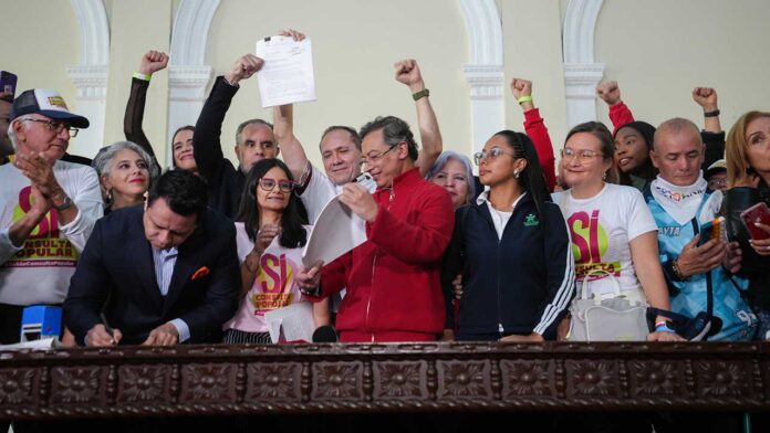 250515-Petro-anuncio-volvera-radicar-en-el-Senado-propuesta-Consulta-Popular-1280