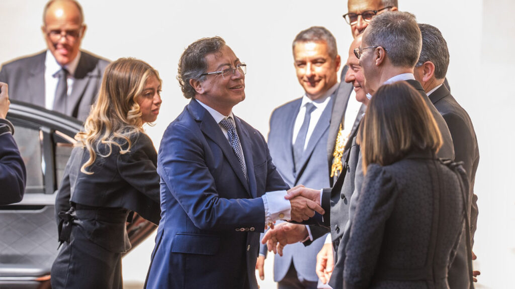 Para hablar de paz y buscar el apoyo para sacar a Colombia de ‘cien años de soledad’, presidente Gustavo Petro inicia audiencia privada con el Papa León XIV