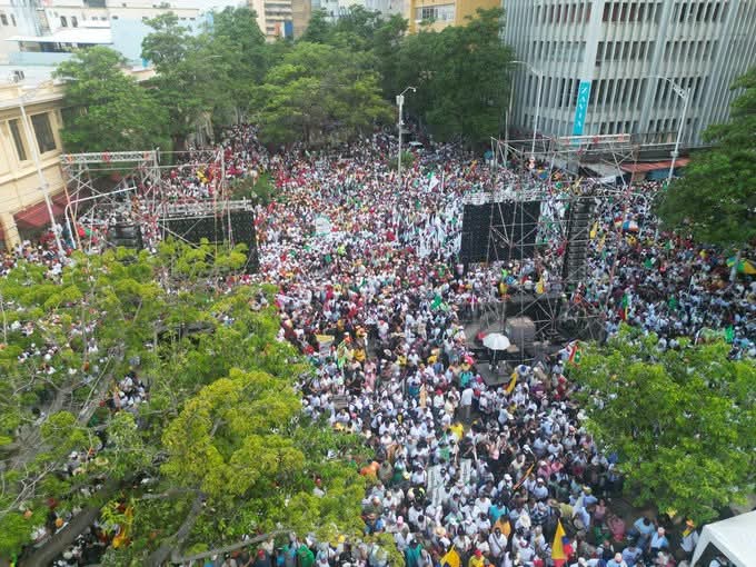 Centenares de personas se reúnen a esta hora en el Paseo Bolívar, esperando la llegada del presidente Petro