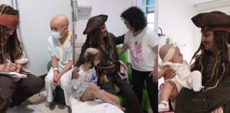 Johnny Deep visitó un hospital infantil de Madrid personificando a Jack Sparrow